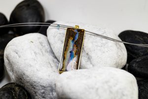 Gelbgoldkette mit einem Boulderopalanhänger