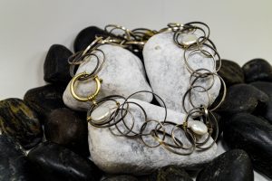 Silbergoldkette mit Perlen