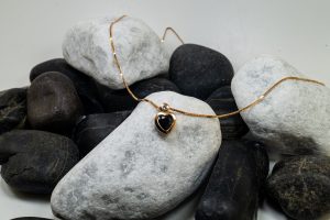 Rotgoldherz mit Safir weiss